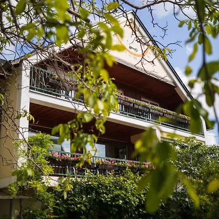 Bio-weingut Staffelter Hof Country house
